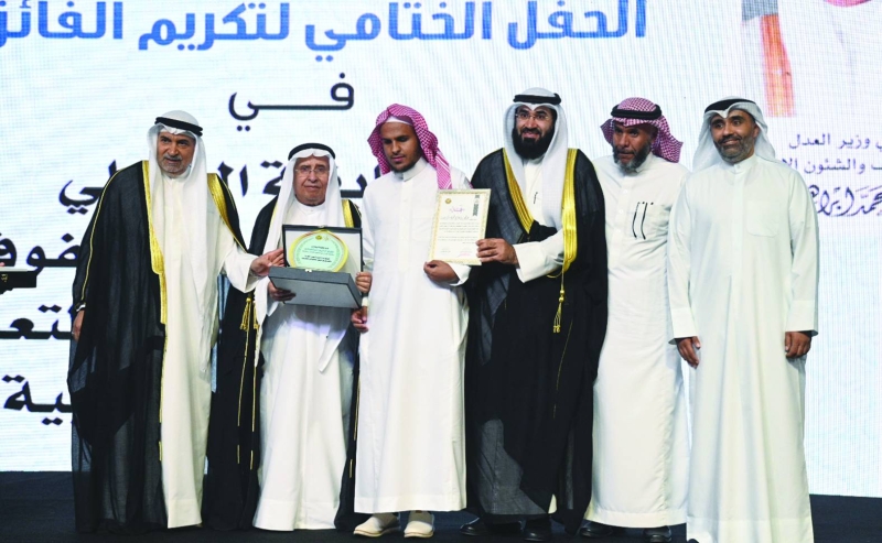  البغلي خلال تكريمه أحد الفائزين 