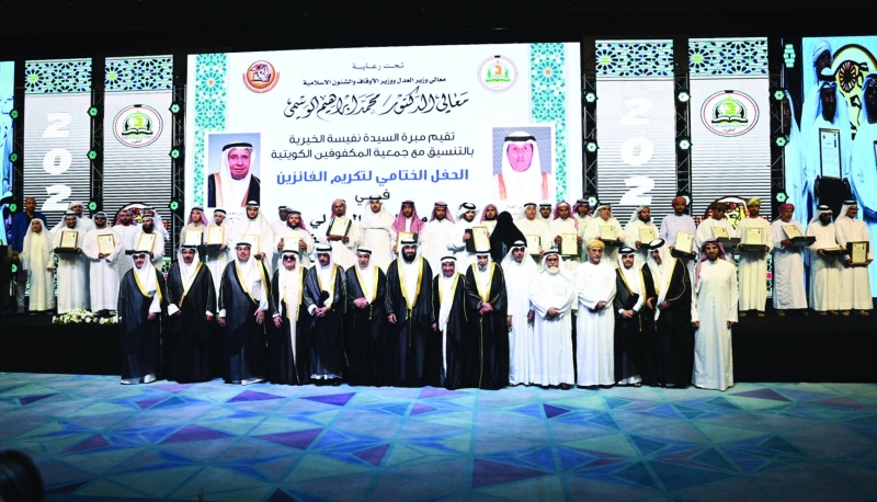 الفائزون ومسؤولو المسابقة في لقطة جماعية (تصوير نايف العقلة)