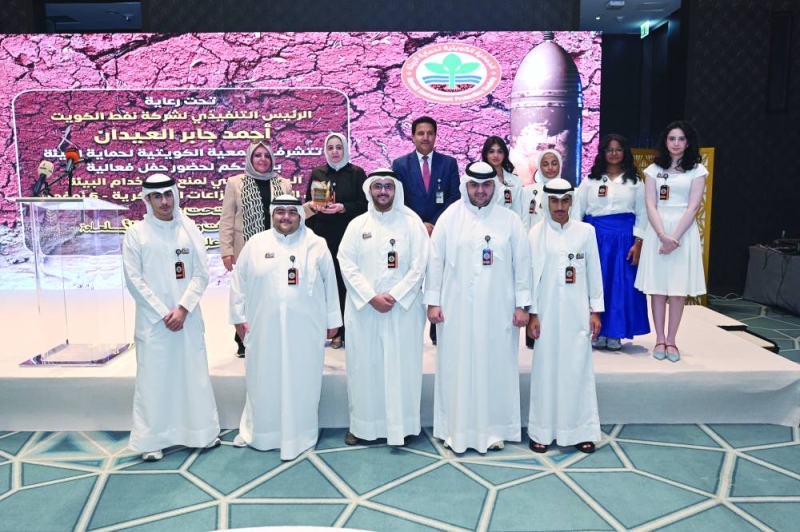 المشاركون في المؤتمر في لقطة جماعية 