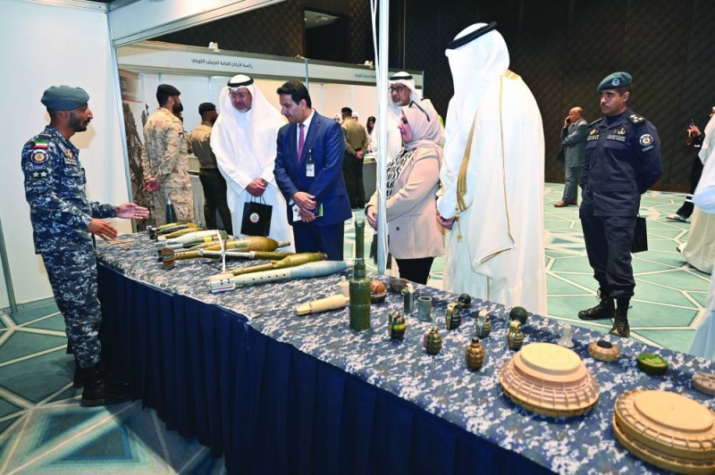 جولة في المعرض المصاحب للمؤتمر (تصوير أسعد عبدالله)