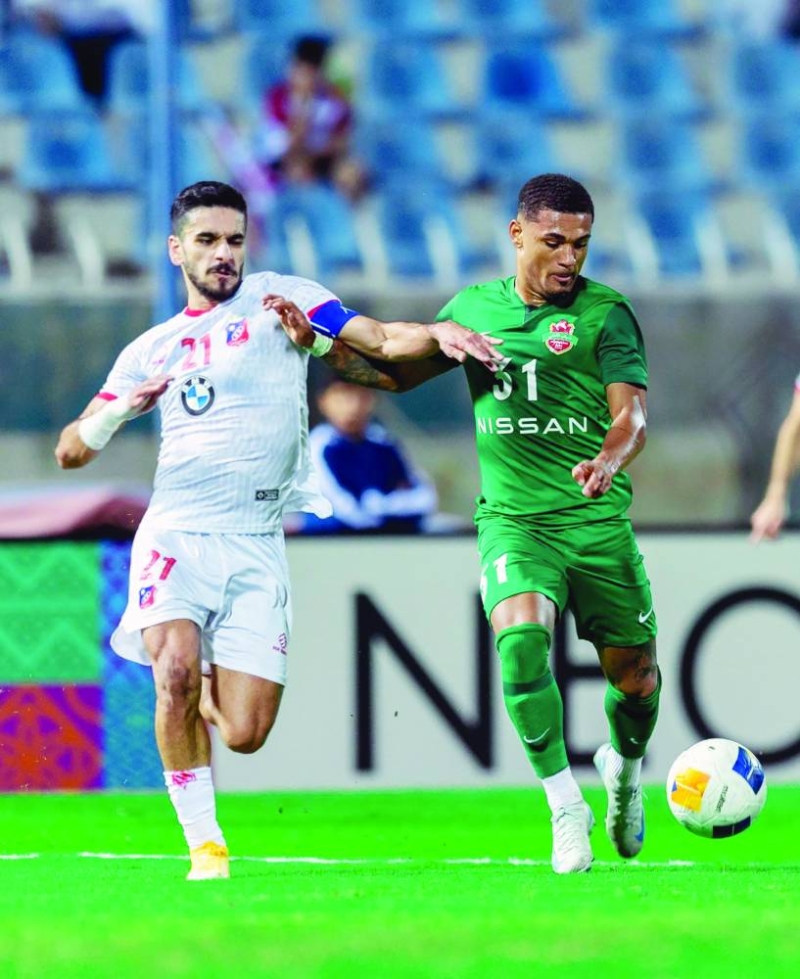 


لاعب «الأبيض» علي حسين يحاول ايقاف محترف الأهلي 