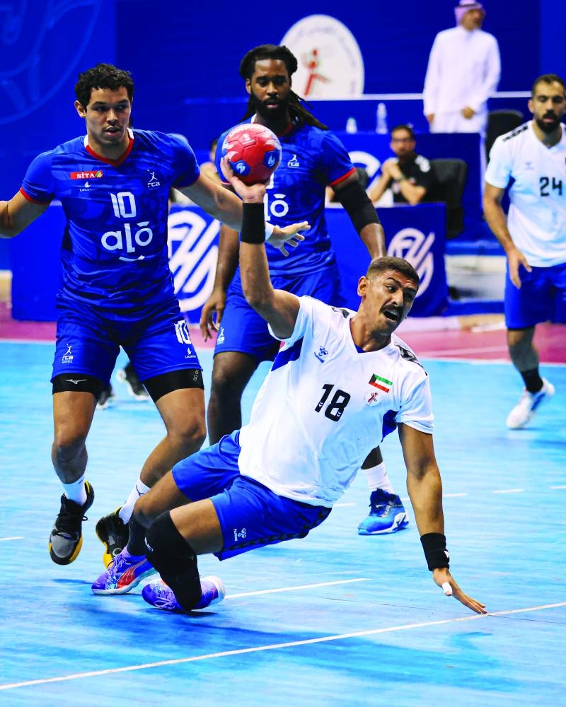 من مباراة «أزرق اليد»