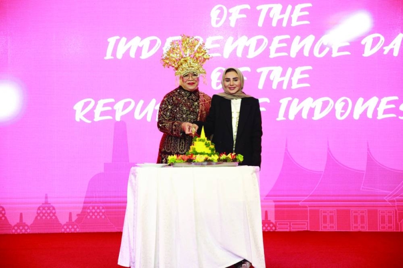 الوزيرة أمثال الحويلة مع السفيرة ماريانا 