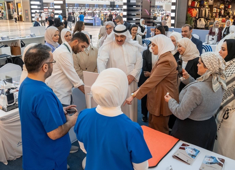 وزير الصحةخلال جولة في المعرض