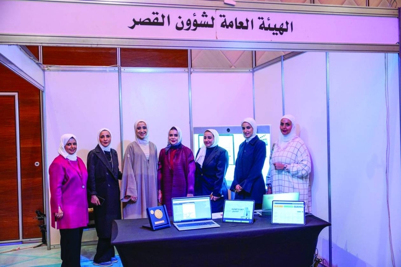 عدد من موظفات هيئة القصّر خلال المشاركة في المنتدى
