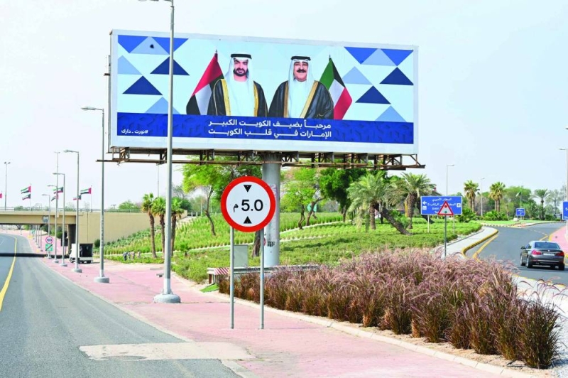 


إحدى اللافتات الترحيبية بضيف الكويت الكبير على طريق المطار 	(تصوير أسعد عبدالله) 