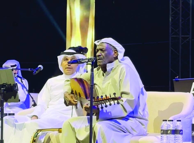 


خالد الملا محتضناً عوده 