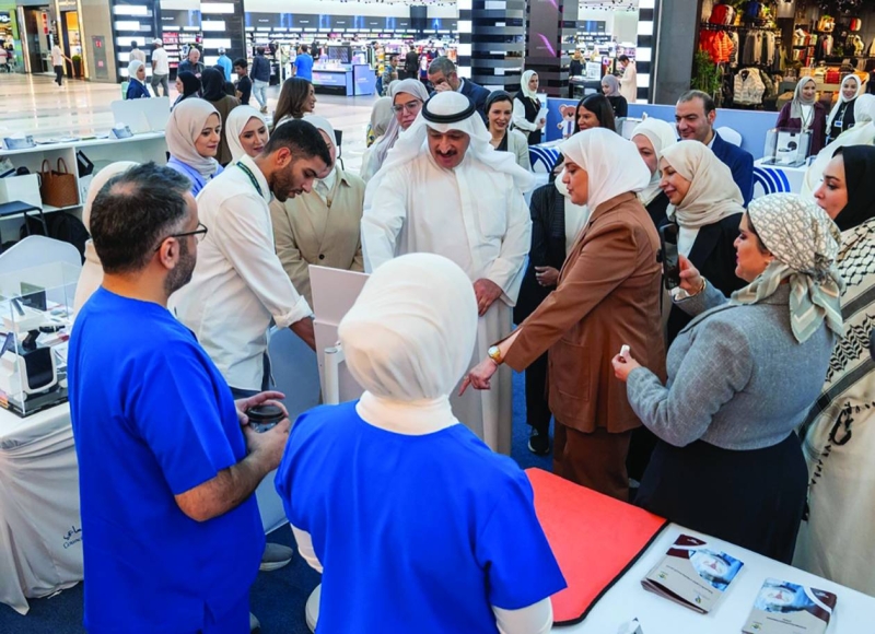 


وزير الصحة خلال حضوره معرض الاحتفال بيوم الأشعة العالمي 