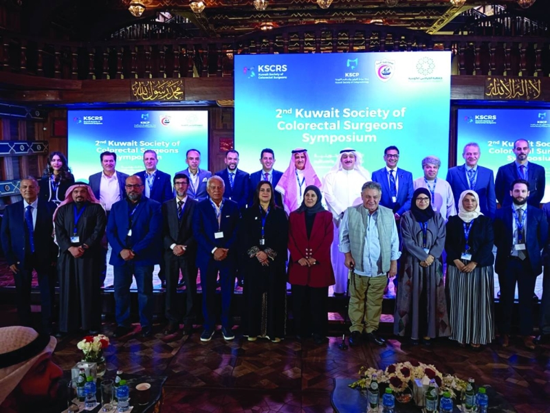 العوضي متوسطاً المشاركين في مؤتمر الرابطة الكويتية لجراحة القولون والمستقيم