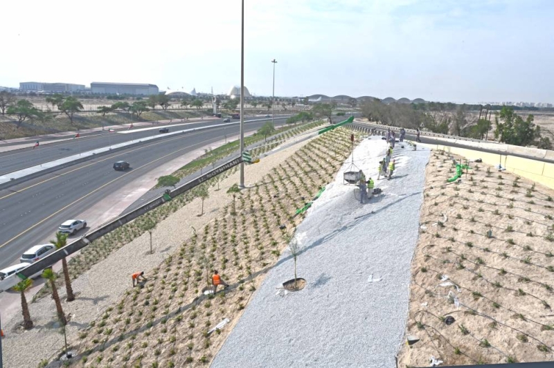 من أعمال تجميل الطرق استعداداً للقمة (تصوير أسعد عبدالله)