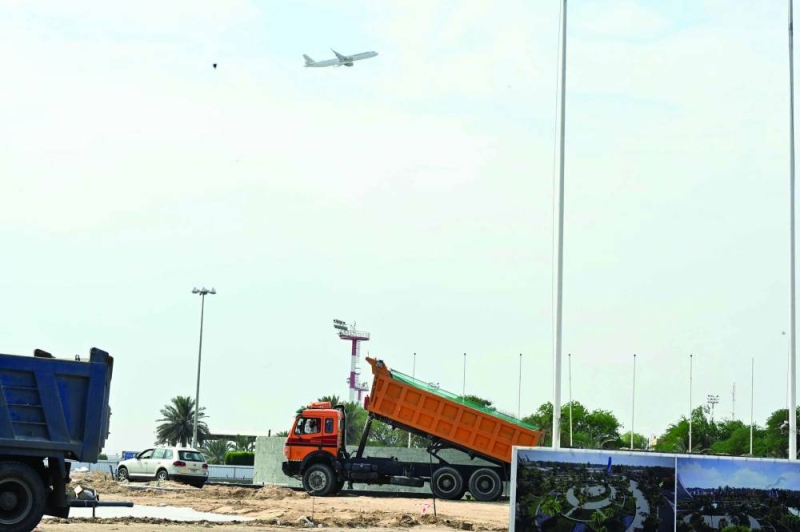 
صيانة شاملة لمدخل المطار 	(تصوير أسعد عبدالله) 