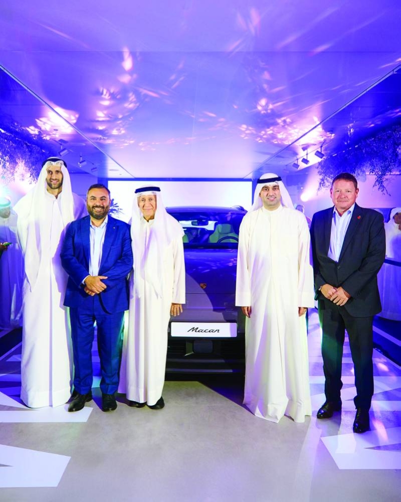 


مدير عام المجموعة كالوم بوتوملي ومدير تنفيذي عبدالمحسن بهبهاني ونائب الرئيس حسين بهبهاني والمدير العام هاني مرعي ومدير تنفيذي عبداللطيف بهبهاني 