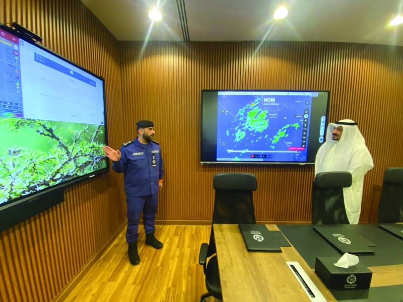 العميد أحمد ناصر يشرح للزميل ناصر الفرحان مهام غرفة اتخاذ القرار 	 (تصوير نايف العقلة)