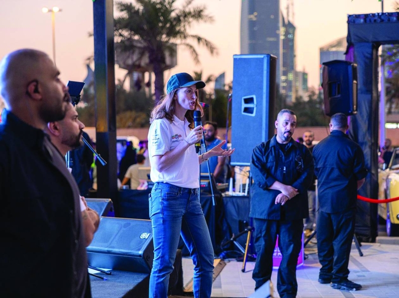 السفيرة لويس تلقي كلمتها للحضور 