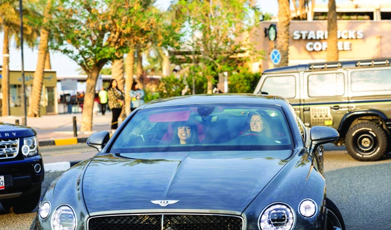 لويس تقود سيارة بنتلي خلال الرالي