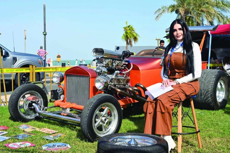 صورة تذكارية مع سيارة قديمة 		 (تصوير أسعد عبدالله) 