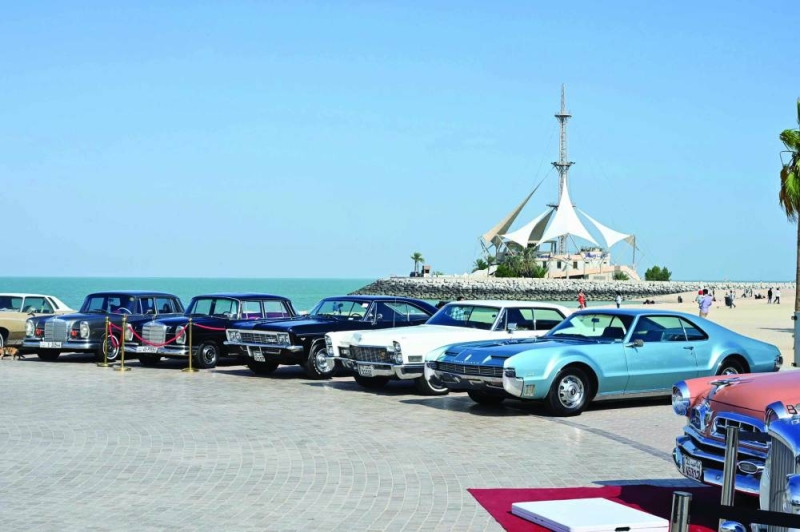 طرازات متعددة من السيارات القديمة 