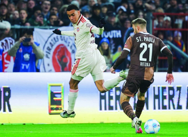 جمال موسيالا خلال المباراة أمام سانت باولي (رويترز)