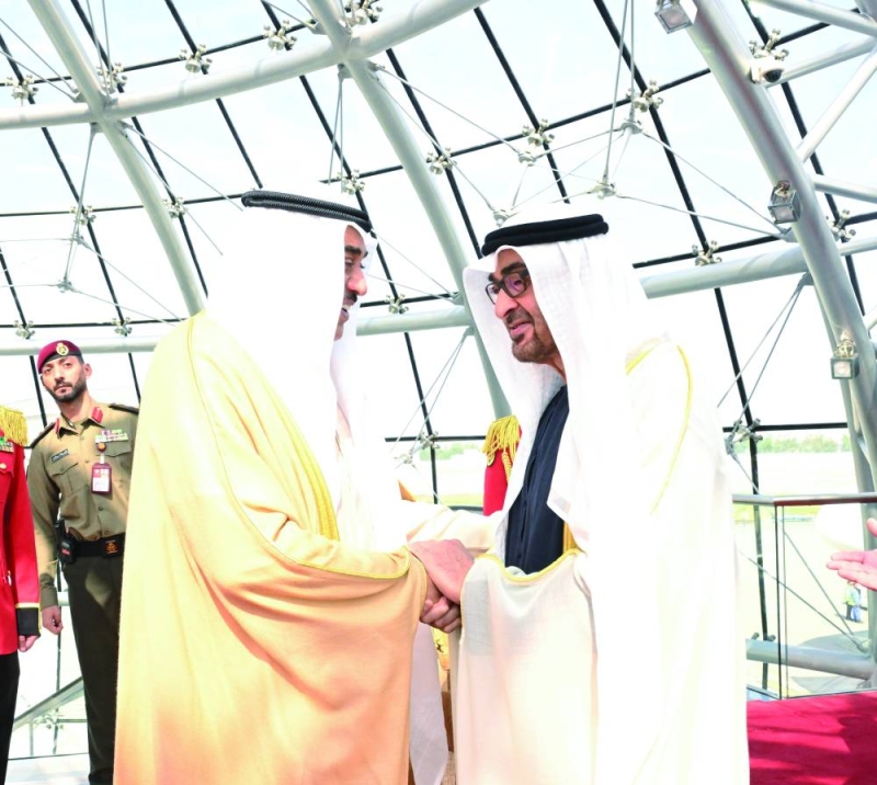 سمو ولي العهد مصافحاً الضيف