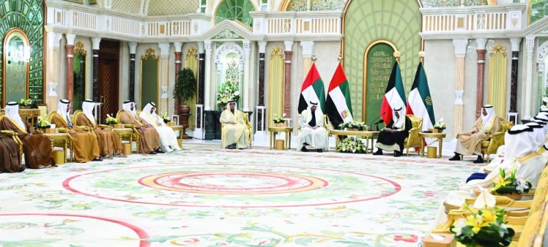 سمو الأمير ورئيس الإمارات خلال جلسة المباحثات بحضور ولي العهد وكبار مسؤولي البلدين 