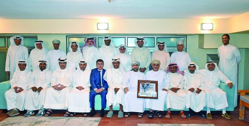 الرواس يتوسط الحضور في ديوانية الرشدان	 (تصوير نايف العقلة) 