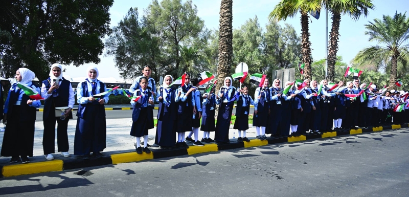 طالبات المدارس في استقبال الضيف