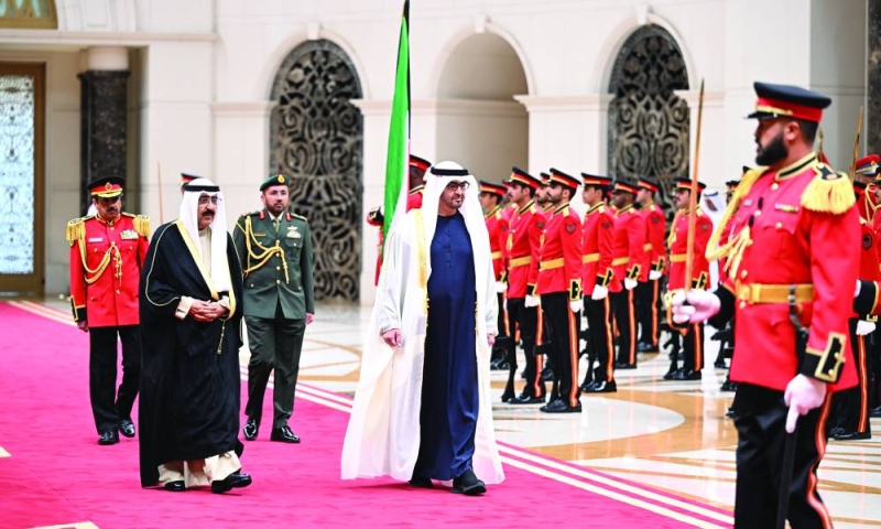 


صاحب السمو والرئيس الإماراتي يستعرضان طابور حرس الشرف 