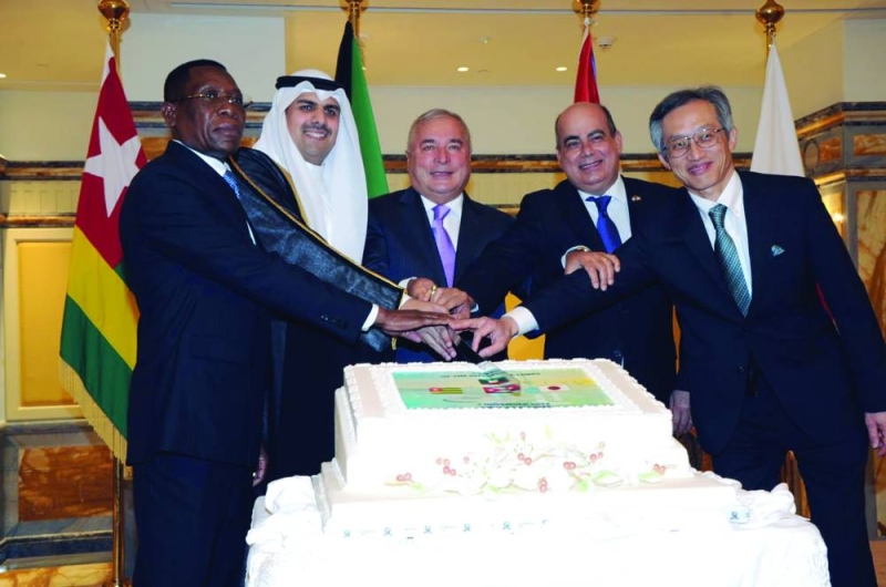 


زبيدوف وسفراء كوبا واليابان وتوغو يقطعون قالب حلوى الاحتفال 