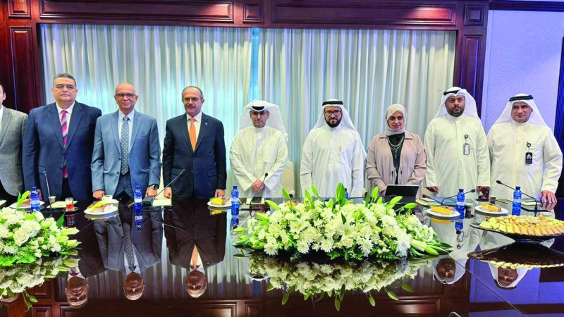 الوزير المشاري وراشد العنزي وعدد من الحضور عقب توقيع العقد