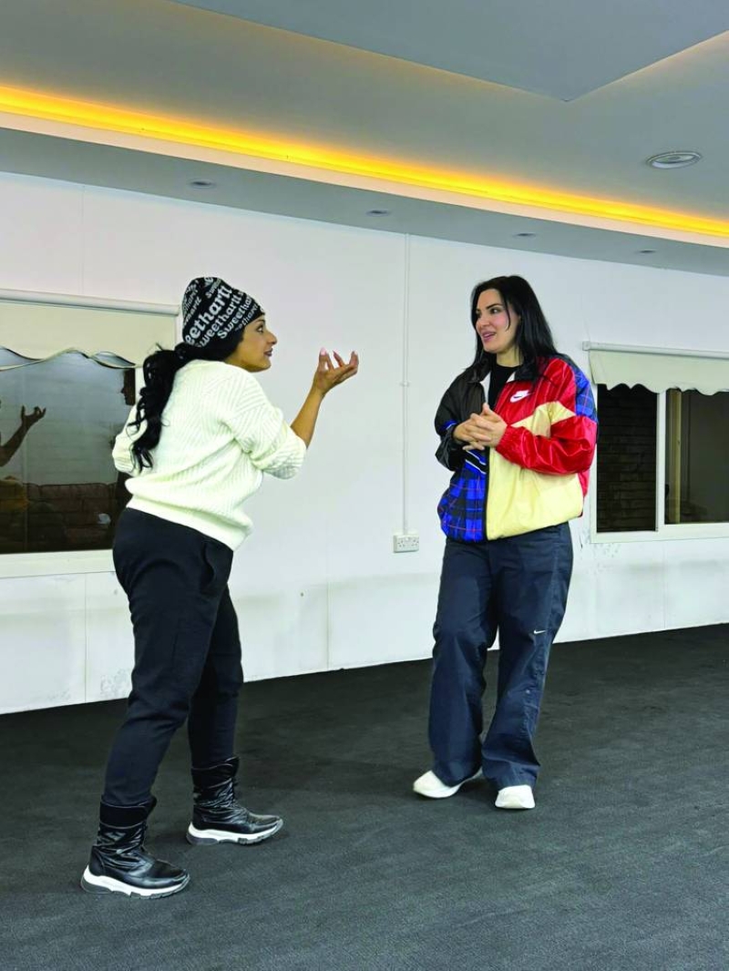 هبة الدري ومرام البلوشي خلال البروفات