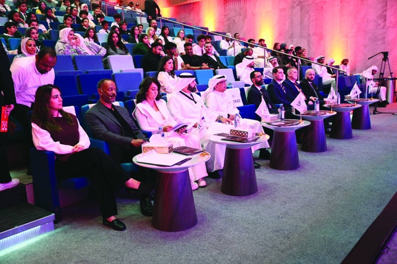 مقدمة الحضور خلال مؤتمر الجامعة الأميركية الدولية