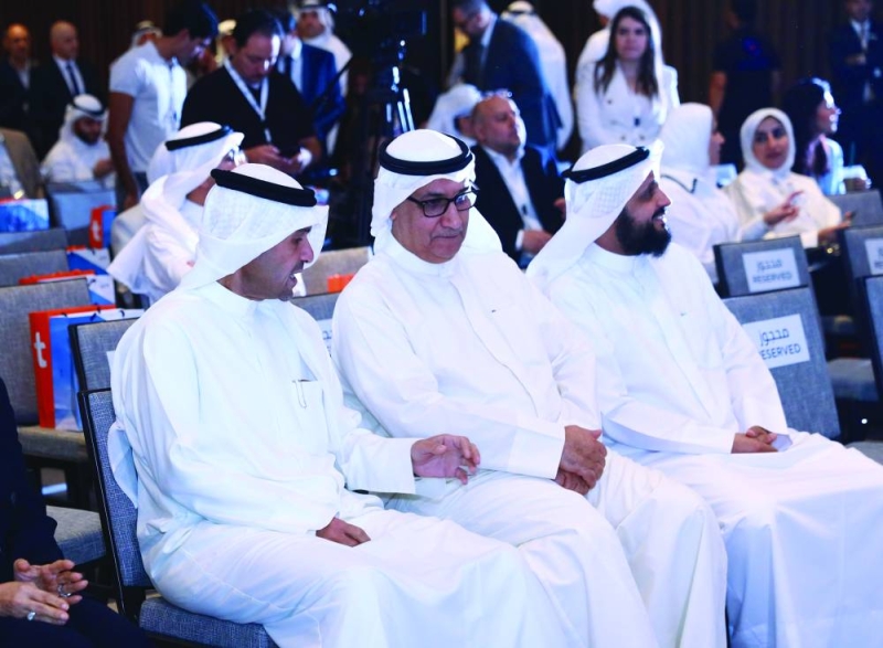 محمد المطيري وصلاح الفليج وأنس الصالح 