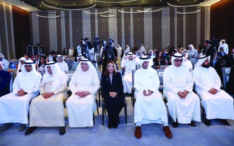


شيخة البحر تتوسط محمد الصقر وضرار الغانم والشيخ أحمد الدعيج وأنس الصالح وصلاح الفليج ومحمد المطيري 