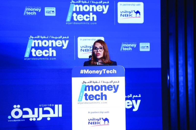 شيخة البحر متحدثة خلال القمة 