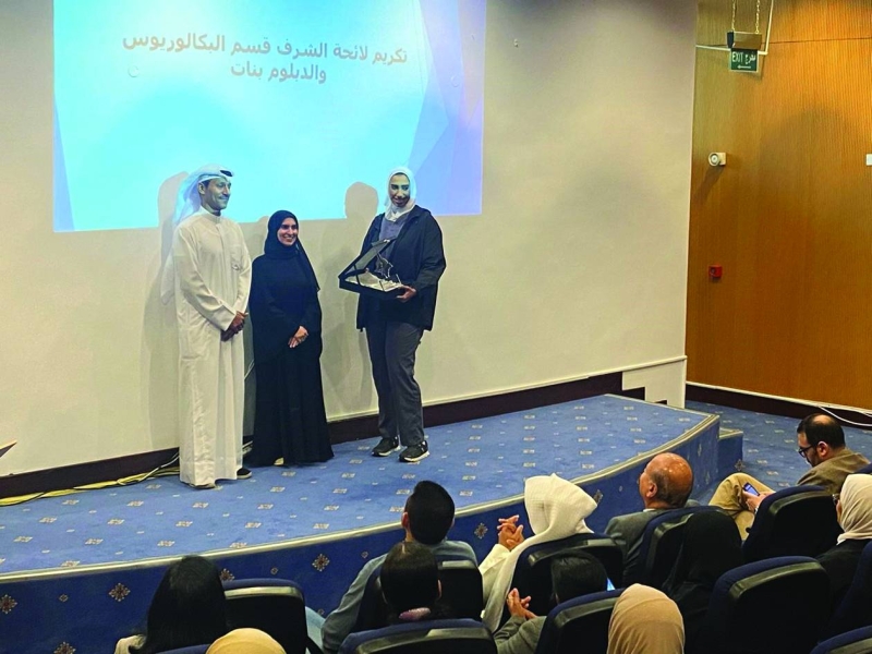 تكريم إحدى الخريجات