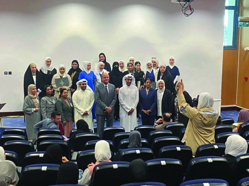 صورة جماعية لبعض الخريجين 