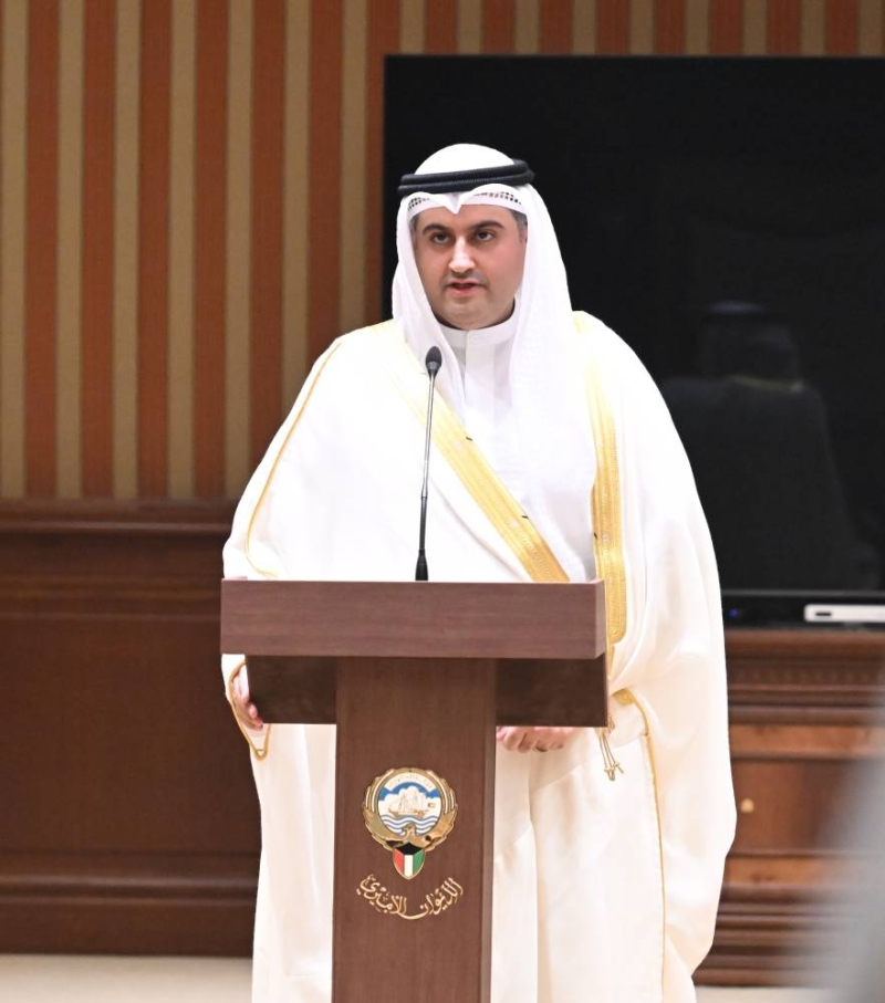 وزير العدل ناصر السميط خلال أدائه اليمين الدستورية