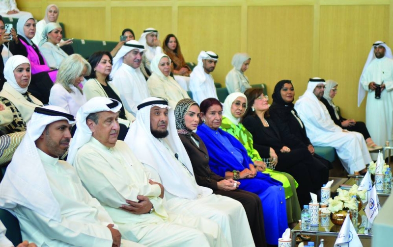وزيرة الشؤون تتوسط الحضور (تصوير سعود سالم)