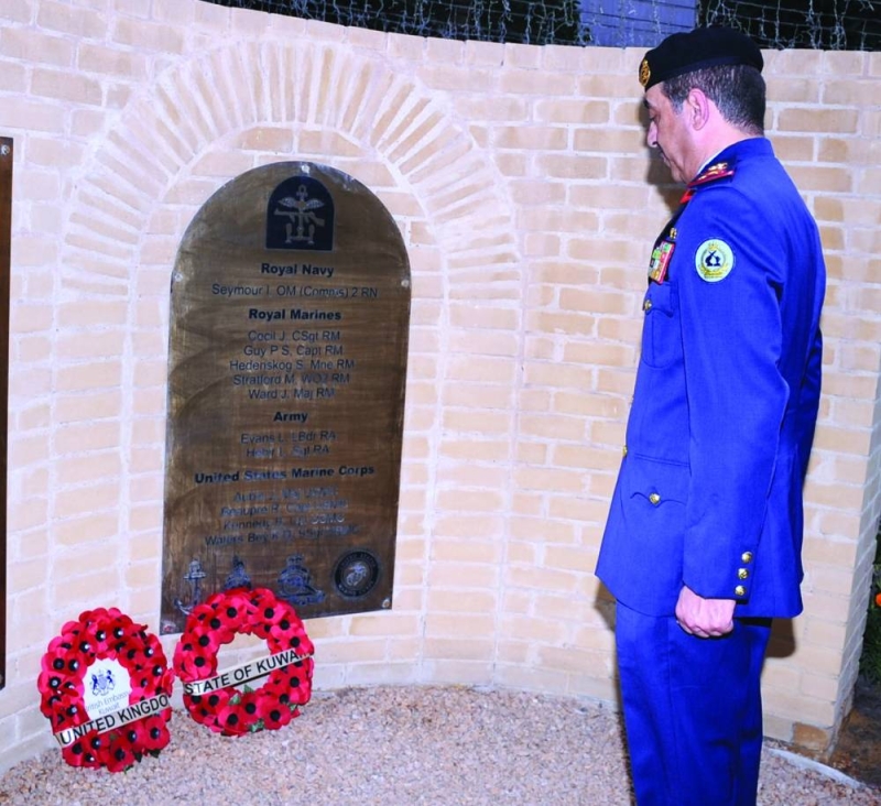 اللواء الشريعان يضع زهرة الخشخاش على النصب التذكاري للضحايا