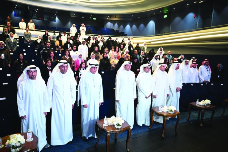الحضور خلال عزف السلام الوطني 