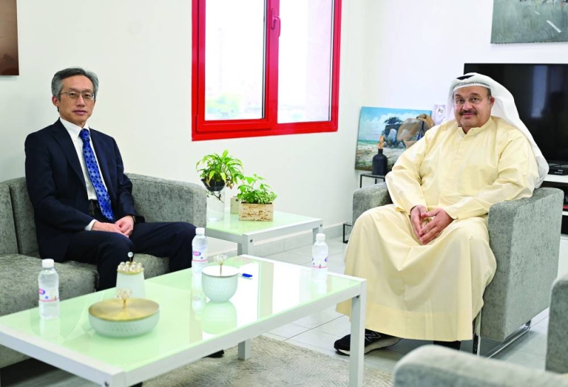 رئيس التحرير مستقبلاً السفير الياباني 