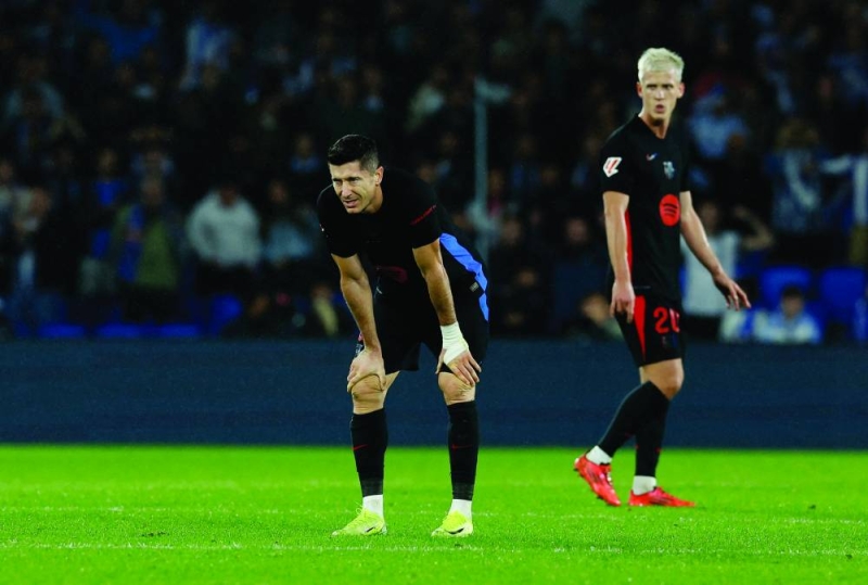 


خيبة روبرت ليفاندوفسكي وداني أولمو بعد الخسارة	 (رويترز) 