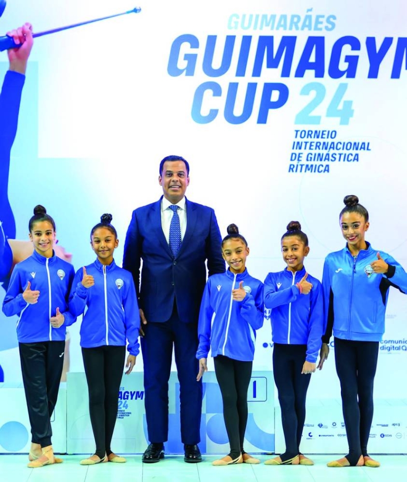 


السفير الهزيم مع اللاعبات في البرتغال 