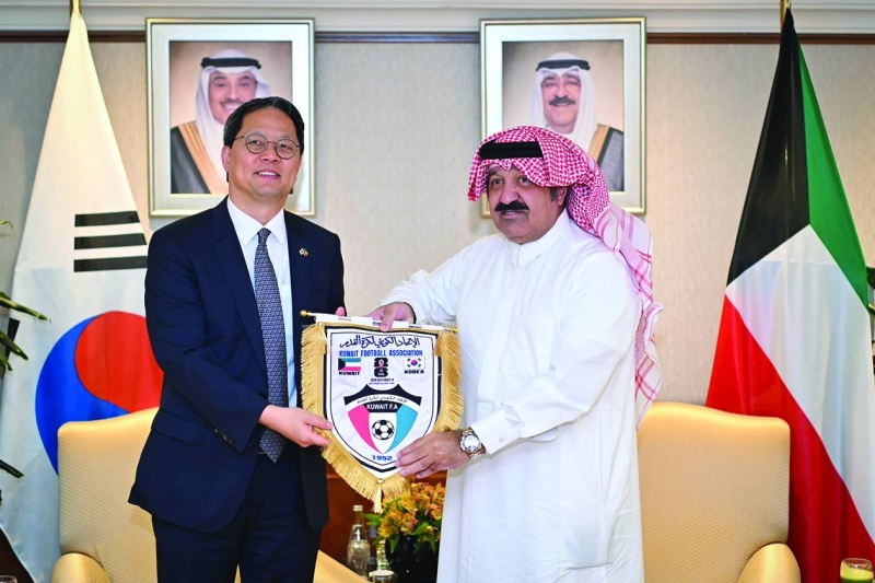 اليوسف مقدماً شعار الاتحاد للسفير الكوري