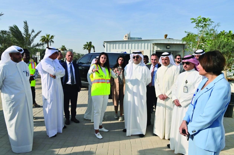 


الصقر والعلي والوفد المرافق يستمعون إلى شرح من إحدى مهندسات المشروع 