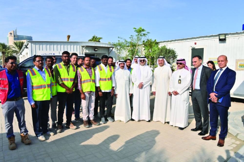 الصقر والعلي وقيادات البنك مع مهندسي المشروع