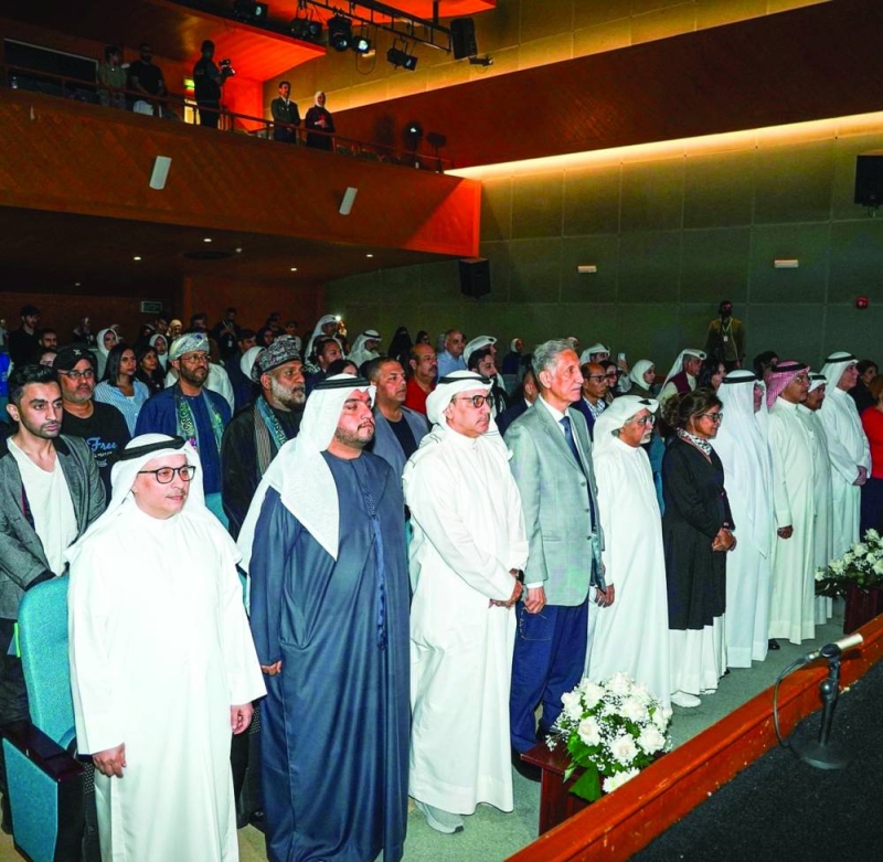 


الحضور يقفون دقيقة صمت على أرواح شهداء الأمة 