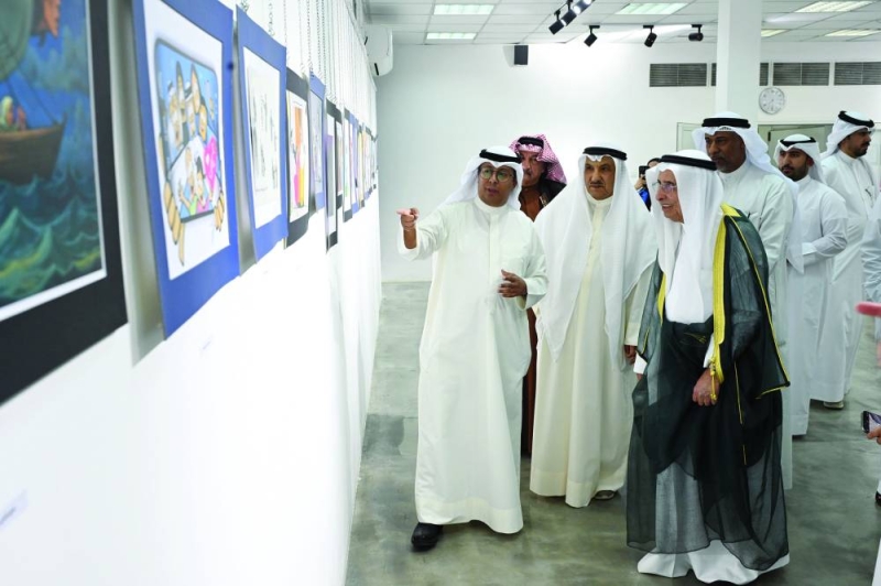 البغلي وعلي حسن وثلاب خلال الجولة في المعرض (تصوير أسعد عبدالله)