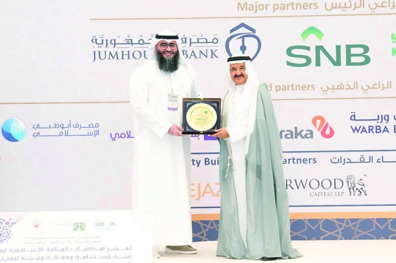 


عبدالله فخرو متسلماً درعاً تذكارية تكريماً لـ «وربة» 