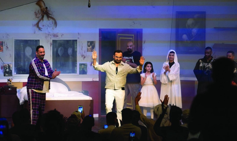 فريق العمل يردّ التحية للجمهور (تصوير سعود سالم)